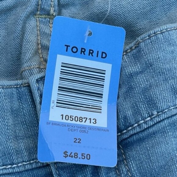 Torrid NWT Boyfriend Bermuda Denim Shorts Light Wash with Destruction Plus Sz 22 - Picture 11 of 16